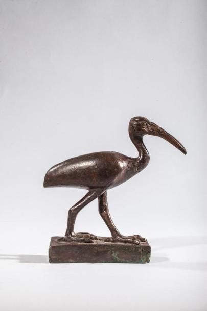 null Rare représentation du dieu Thot ibis marchant. Bronze à patine verte et brune....