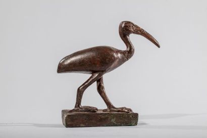 null Rare représentation du dieu Thot ibis marchant. Bronze à patine verte et brune....