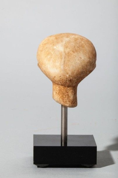 null Tête “Quilia” grecque en marbre. IIIè, IIème Millénaire av JC. Grèce. Ht:3,2cm....