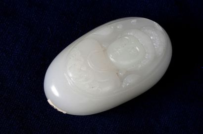 null Amulette de jadéite ovoïde ciselée d'une kwan yin. Chine.8,5x4,5cm.