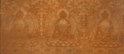 null Textile encadré illustrant trois buddhas assis en bumishparshamudra sur des...
