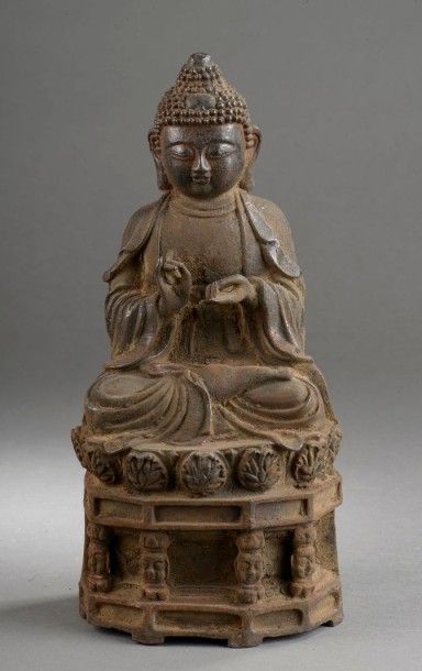 null Buddha assis sur un haut tertre les mains en dharmaçakra mudra prêchant la doctrine....