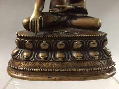 null Buddha Maravijaya assis sur un double socle lotiforme, un vajra posé à ses pieds...