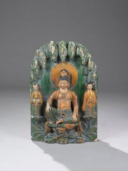 null Haut relief votif de pagode illustrant le Boddhisattva Kwan Yin assis en aisance...