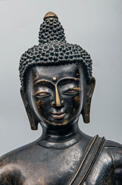 null Buddha Maravijaya assis sur un double socle lotiforme vêtu de la robe monastique...