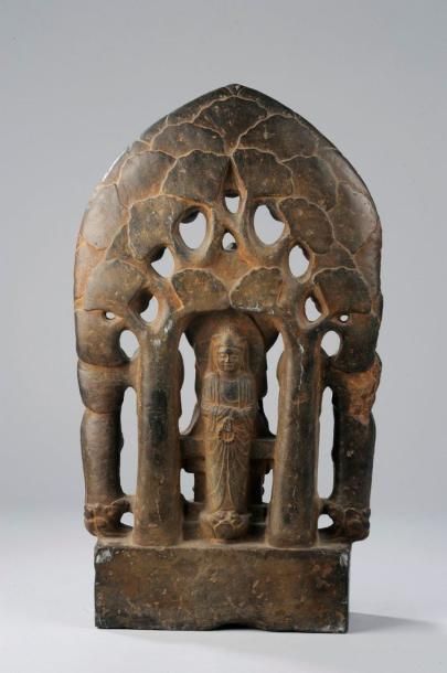 null Stèle illustrant le Buddha Sakyamuni assis en posture Badrasana, position dite...