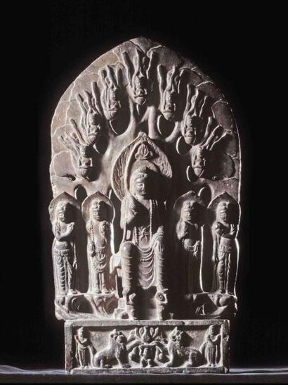 null Stèle illustrant le Buddha Sakyamuni assis en posture Badrasana, position dite...