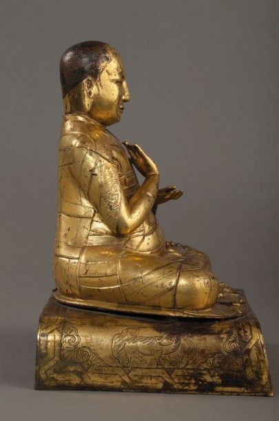 null Portrait de lama assis en vajrasana sur un coussin , vêtu d'une robe monastique...