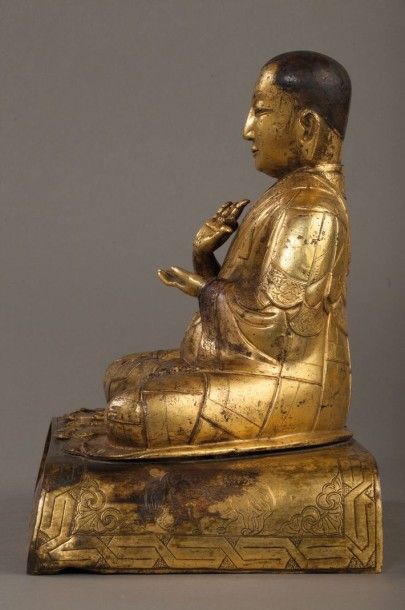 null Portrait de lama assis en vajrasana sur un coussin , vêtu d'une robe monastique...