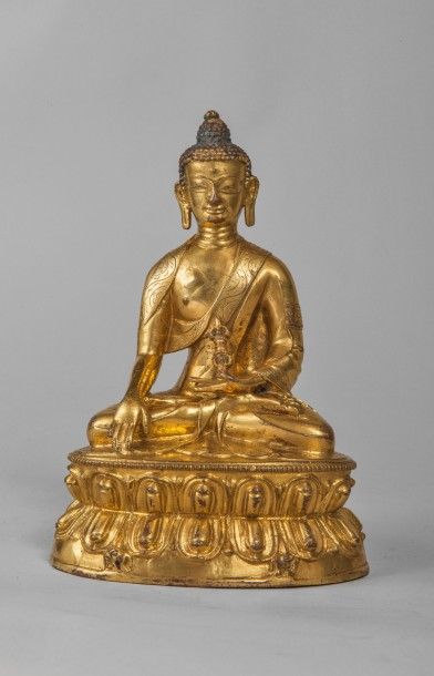 null Buddha Maravijaya assis sur un socle lotiforme à double rangées de pétales vêtu...