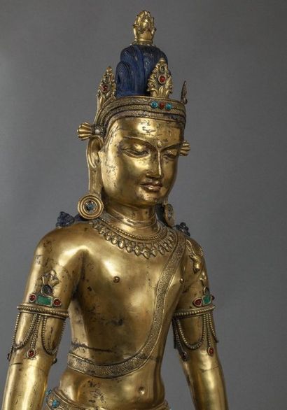 null Lokeshvara, le Boddhisattva de la compassion figuré debout, la main droite en...