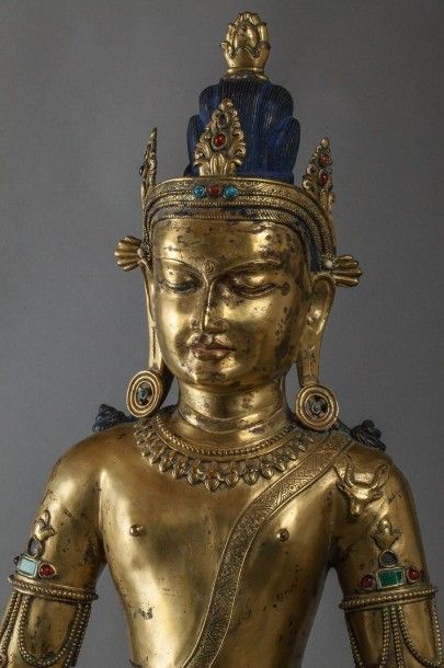 null Lokeshvara, le Boddhisattva de la compassion figuré debout, la main droite en...