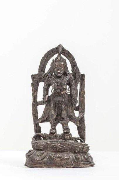 null Figuration de Durga debout sur un socle lotiforme foulant du pied un vajra....