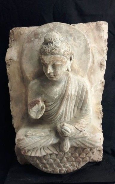 null Buddha Maïtreya, haut relief de sanctuaire, assis en méditation la main droite...
