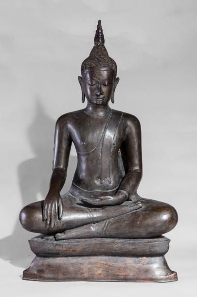 null Important Buddha Maravijaya assis en virasana sur un socle étagé vêtu d'une...
