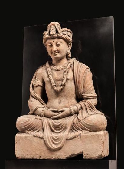null Boddhistava Maïtreya assis en méditation, paré d'un diadème et de joyaux vêtu...