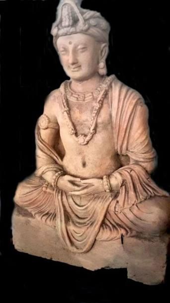 null Boddhistava Maïtreya assis en méditation, paré d'un diadème et de joyaux vêtu...