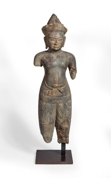 null Vishnu figuré debout dans une posture hiératique, vêtu d'un sampot court plissé...