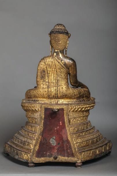 null Buddha Maravijaya assis sur une base lotiforme supporté par un haut socle pyramidal...