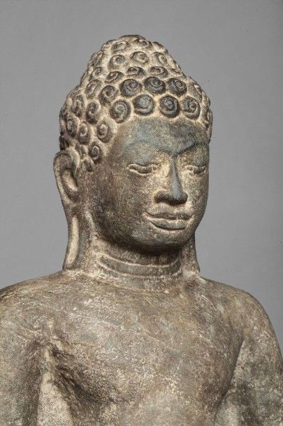 null Buddha debout dans une posture hiératique les deux bras en abaya mudra. Il est...