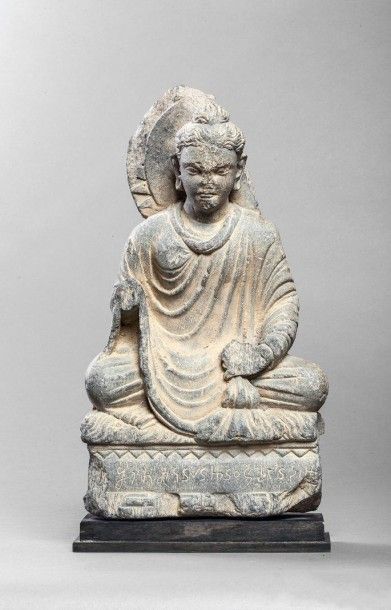 null Le Boddhisattva Maïtreya assis sur un tertre ciselé d'une gravure calligraphiée,...