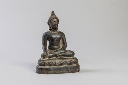 null Buddha Maravijaya assis en virasana sur un socle lotiforme vêtu de la robe monastique...