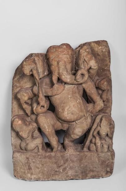 null Ganesh dansant sous une forme à six bras tenant les attributs tantriques, accompagné...