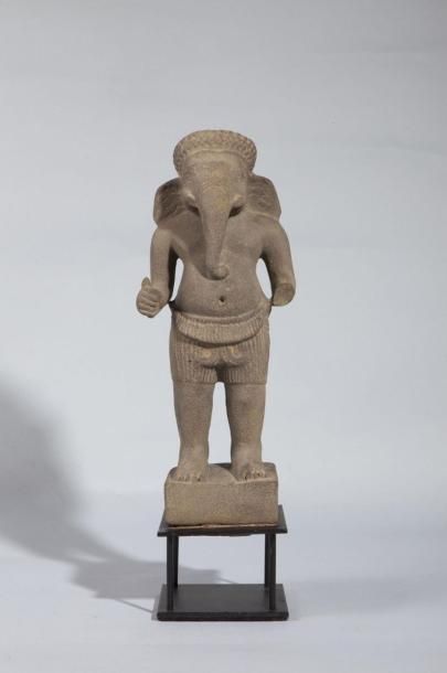 null Ganesh debout sur un tertre quadrangulaire vêtu d'un sampot court plissé et...