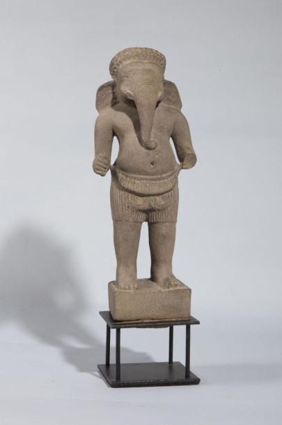 null Ganesh debout sur un tertre quadrangulaire vêtu d'un sampot court plissé et...