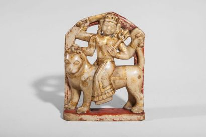 null Stèle d'Urga chevauchant son véhicule le lion sous une forme à quatre bras tenant...