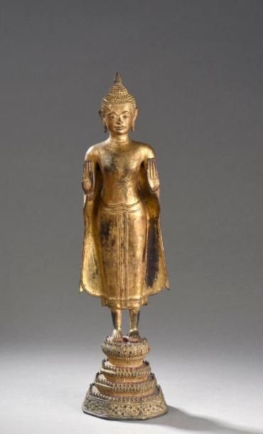 null Buddha debout sur un socle pyramidal, les deux mains en abayaludra vêtu de la...