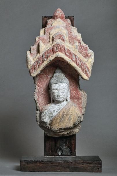 null Buste de Buddha vêtu d'une robe monastique et coiffé de la protubérance crânienne...