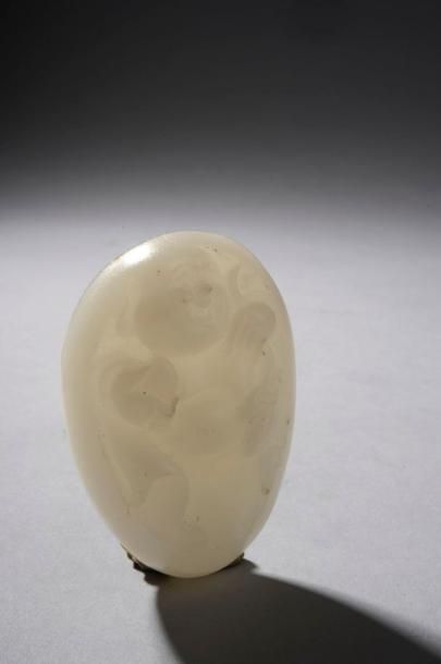 null Amulette de jadéite ovoïde ciselée d'un putaï. Chine. 7,5x5cm.