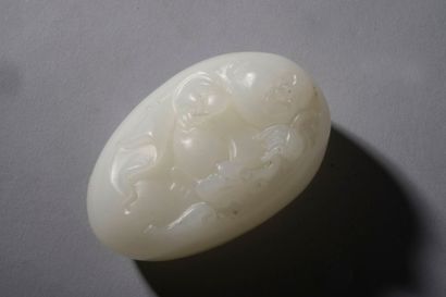 null Amulette de jadéite ovoïde ciselée d'un putaï. Chine. 7,5x5cm.