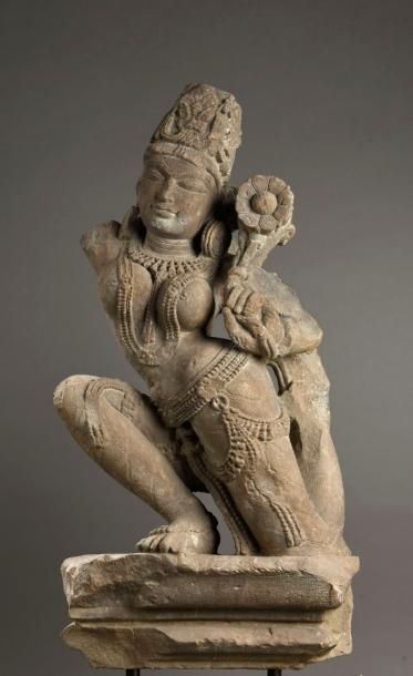 null La déesse Lakshmi un genou à terre en akalasana, le buste dénudé, paré de joyaux...