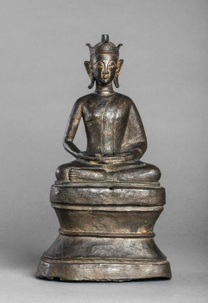 null Buddha assis en dhyasana les mains jointes en méditation assis sur un haut tertre...