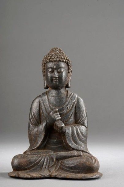 Buddha assis en méditation les mains en darmaçakramudra,...