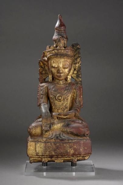 null Buddha Maravijaya assis en méditation richement vêtu et paré d'un diadème à...