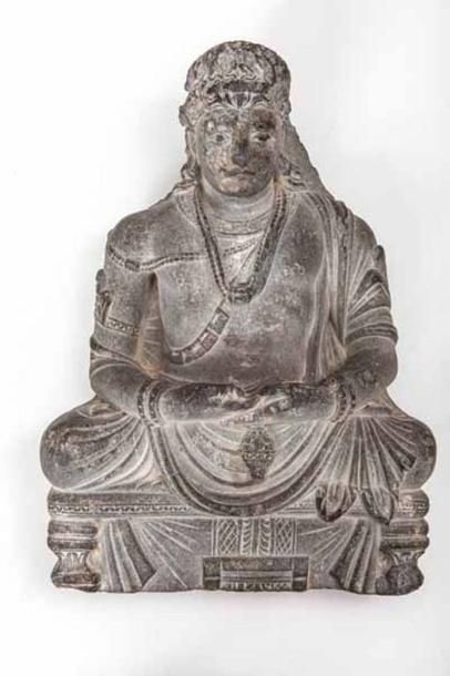 null Le Boddhisattva Maïtreya à la coiffure bouclée, vêtu de la robe monastique,...