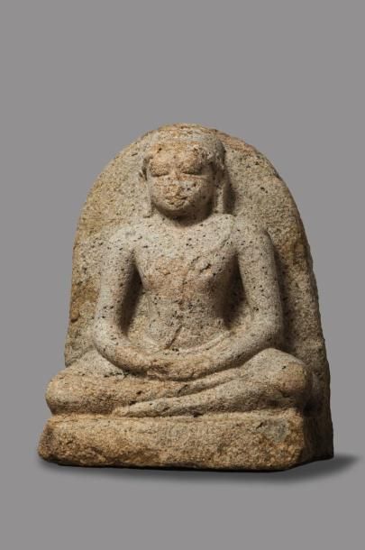 null Buddha adossé à une mandorle assis en méditation Dyanasana , les mains en Dyanamudra...