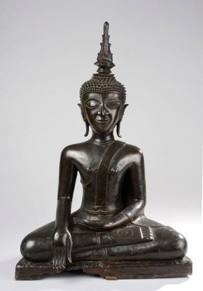 null Bouddha Maravijaya assis sur un haut socle en posture dhyanasana les mains en...