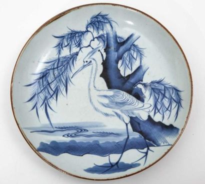 null Assiette en porcelaine blanche décorée en bleu cobalt sous couvert d'un échassier...