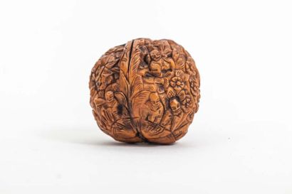 null Noix ciselée de lohans dans une forêt. Chine. Dynastie Qing. 3,5cm.