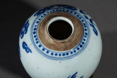 null Petit pot globulaire en porcelaine blanche décoré en bleu cobalt sous couverte...