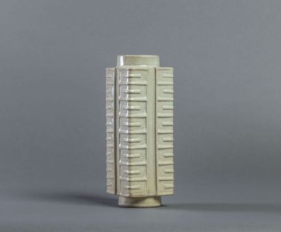 null Vase de forme Zhong en porcelaine émaillée blanc crémeux craquelée. Chine. Dynastie...