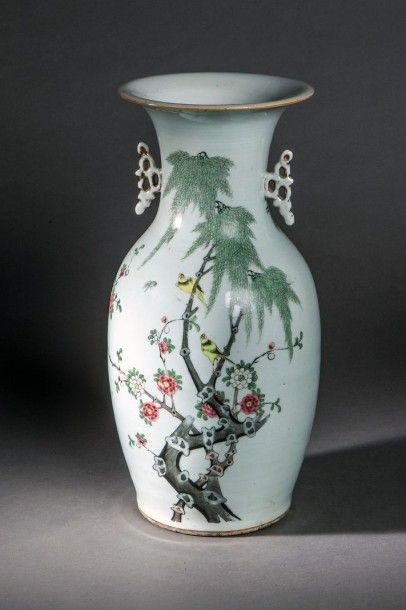 Vase en porcelaine de la famille rose serti...