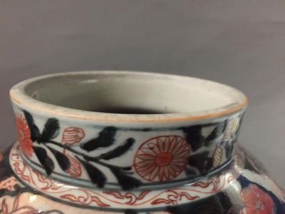 null Vase en porcelaine imari à décor de branchages en réserve sur fond fleuri. Chine....