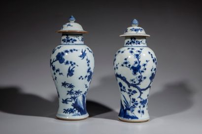 null Paire de vases couverts en porcelaine blanche décoré en bleu cobalt sous couverte...
