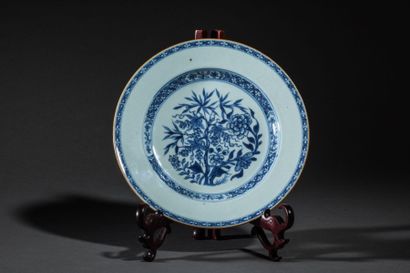 null Suite de cinq assiettes de la Compagnie des Indes en porcelaine blanche décorée...