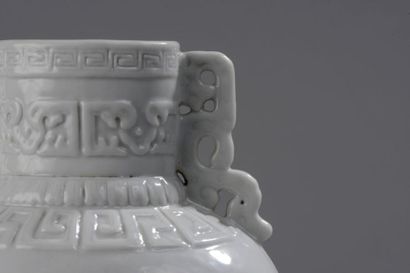 null Vase de forme" Hu" archaïsant en porcelaine moulée de frises de motifs de leiwens...